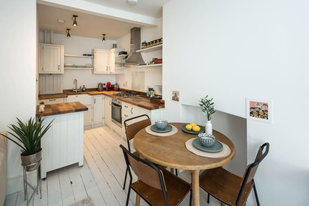 Charming 2-Bed Flat In The Heart Of Nottinghill - Steps From Portobello Rd Market And Nottinghill Bookshop Apartment London Exterior photo
